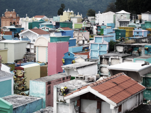 El Cementerio en Solola, Guatemala en el Dia de Los Muertos