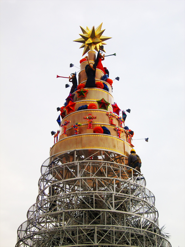 Decorating for Christmas in Lima Peru