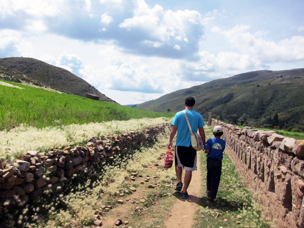 Walking to the fields of Morado K'asa